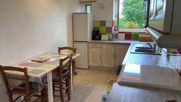 Réfrigérateur, plaque de cuisson, lave-vaisselle, cafetière/bouilloire