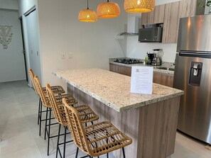 Frigorífico, microondas, cafetera o tetera y hervidor eléctrico