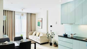 Refrigerador, microondas, placa de cocina, arrocera