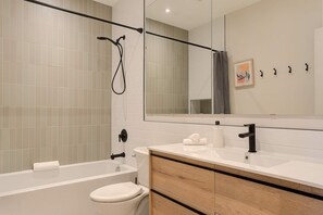 Dusche, umweltfreundliche Kosmetikartikel, Haartrockner, Handtücher