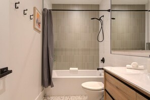 Dusche, umweltfreundliche Kosmetikartikel, Haartrockner, Handtücher