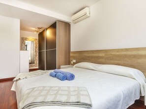 4 bedrooms, desk, internet