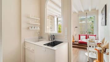 Kühlschrank, Mikrowelle, Herdplatte, Wasserkocher mit Kaffee-/Teezubehör