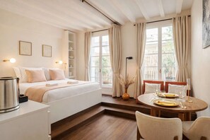 Iron/ironing board, travel crib, WiFi, bed sheets