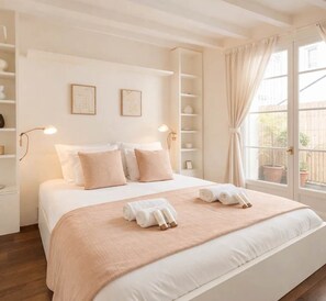 Iron/ironing board, travel cot, WiFi, bed sheets - Notre-Dame studio with lift & terrace views (Paris)