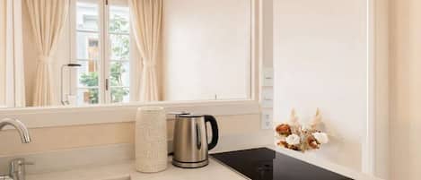 Geladeira, micro-ondas, cooktop, cafeteira/chaleira