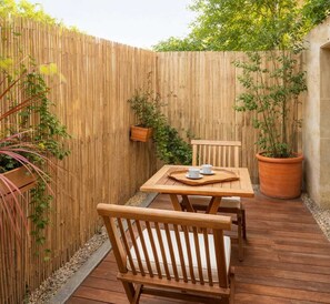 Outdoor dining - Notre-Dame studio with lift & terrace views (Paris)