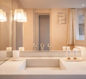 Shower, free toiletries, hair dryer, towels - Notre-Dame studio with lift & terrace views (Paris)