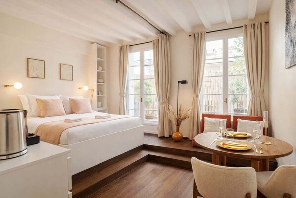 Iron/ironing board, travel crib, WiFi, bed sheets