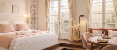 Tabla de planchar con plancha, cuna de viaje, wifi y ropa de cama