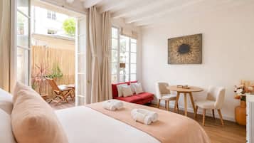 Iron/ironing board, travel crib, WiFi, bed sheets