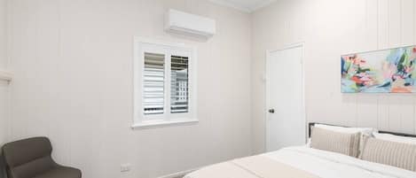 4 bedrooms, iron/ironing board, WiFi, bed sheets