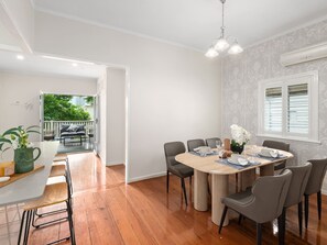 Dining - Stylish 4Bedroom Stay Outdoor Dining & City Access (Coorparoo)