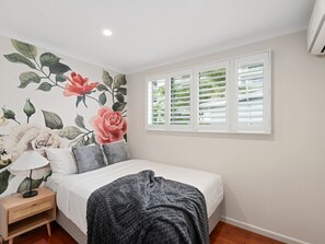 4 bedrooms, iron/ironing board, WiFi, bed sheets