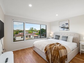 6 Schlafzimmer, Schreibtisch, Bügeleisen/Bügelbrett, WLAN