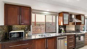 Køleskab, mikrobølgeovn, ovn, kogeplade