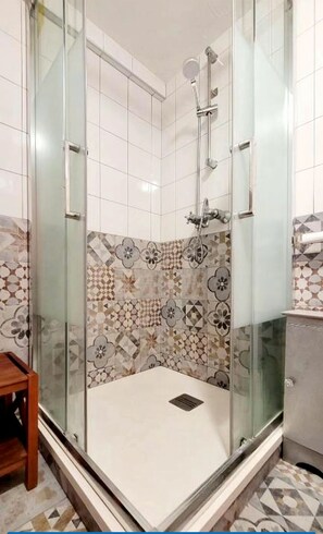 Ducha, secador de pelo, toallas y jabón