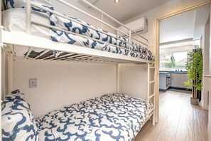 2 habitaciones, tabla de planchar con plancha y cuna de viaje