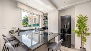 Wasserkocher mit Kaffee-/Teezubehör, Kühlschrank, Mikrowelle, Ofen