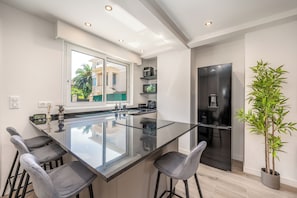 Jääkaappi, mikroaaltouuni, uuni, liesi