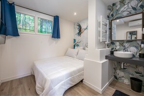 2 habitaciones, tabla de planchar con plancha y cuna de viaje