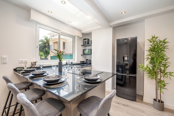 Jääkaappi, mikroaaltouuni, uuni, liesi