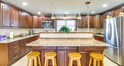 Lakefront Family Home w/ Boat Dock in Underwood