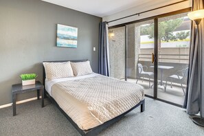 Skrivebord, strykejern/-brett, internettilgang og sengetøy