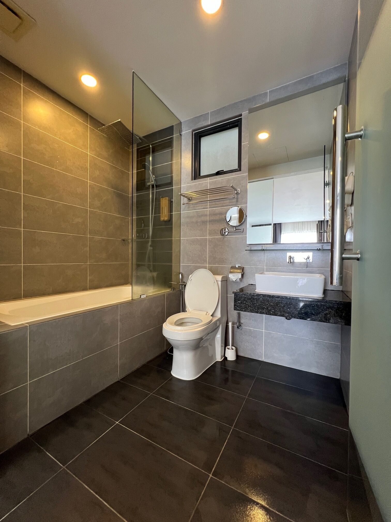 Dusche, Haartrockner, Bidet, Handtücher