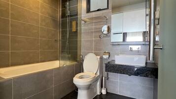 Dusche, Haartrockner, Bidet, Handtücher