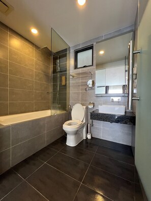 Shower, hair dryer, bidet, towels - Grand Ion Delemen by Quince Home Genting Highlands (Genting Highlands)
