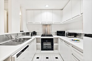 Køleskab, mikrobølgeovn, ovn, kogeplade
