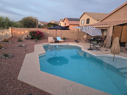 Quiet 4-bedroom house in charming Cave Creek with AC, WiFi, and Diving Pool
