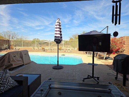 Quiet 4-bedroom house in charming Cave Creek with AC, WiFi, and Diving Pool