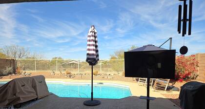 Quiet 4-bedroom house in charming Cave Creek with AC, WiFi, and Diving Pool