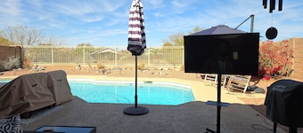 Quiet 4-bedroom house in charming Cave Creek with AC, WiFi, and Diving Pool