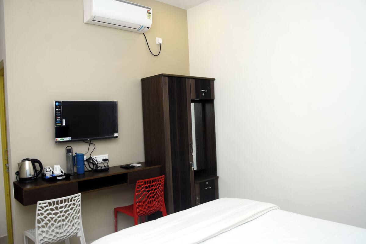 Classic Double Room | In-room safe, desk, laptop workspace, iron/ironing board