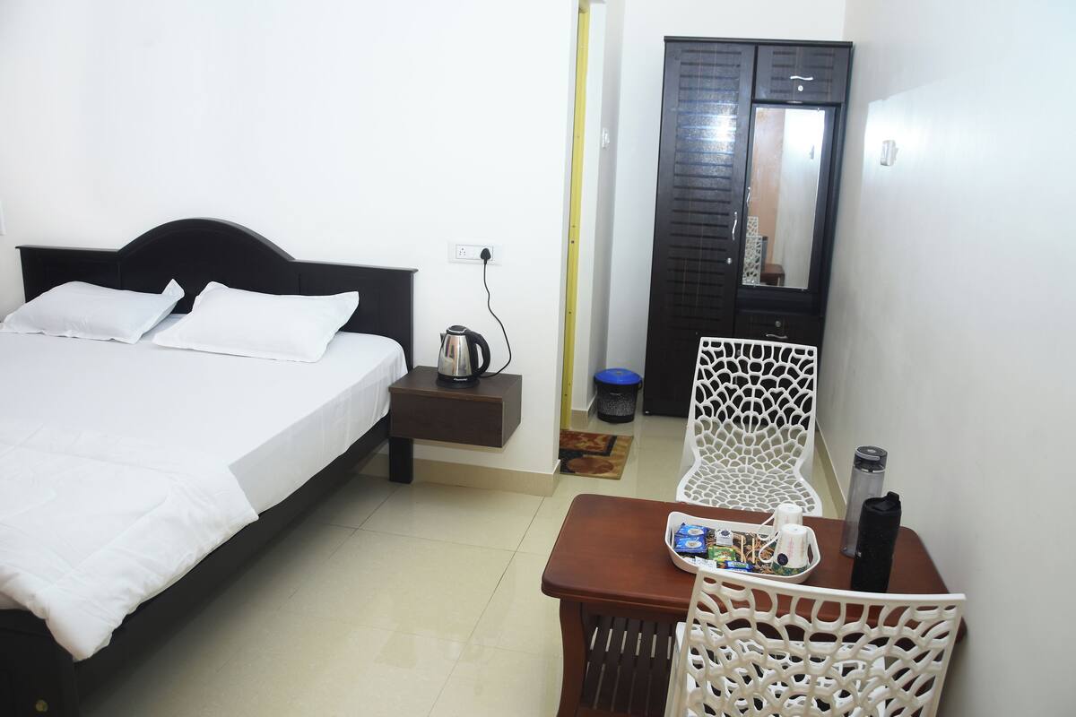 Deluxe Double Room | In-room safe, desk, laptop workspace, iron/ironing board
