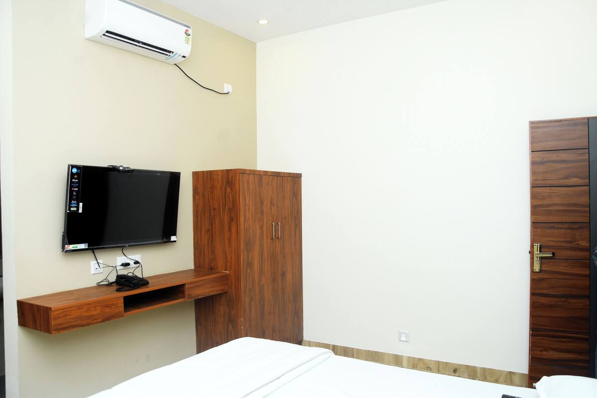 Comfort Double Room, Balcony | In-room safe, desk, laptop workspace, iron/ironing board