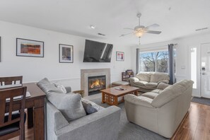 Smart-TV, Tischtennisplatte, Bücher