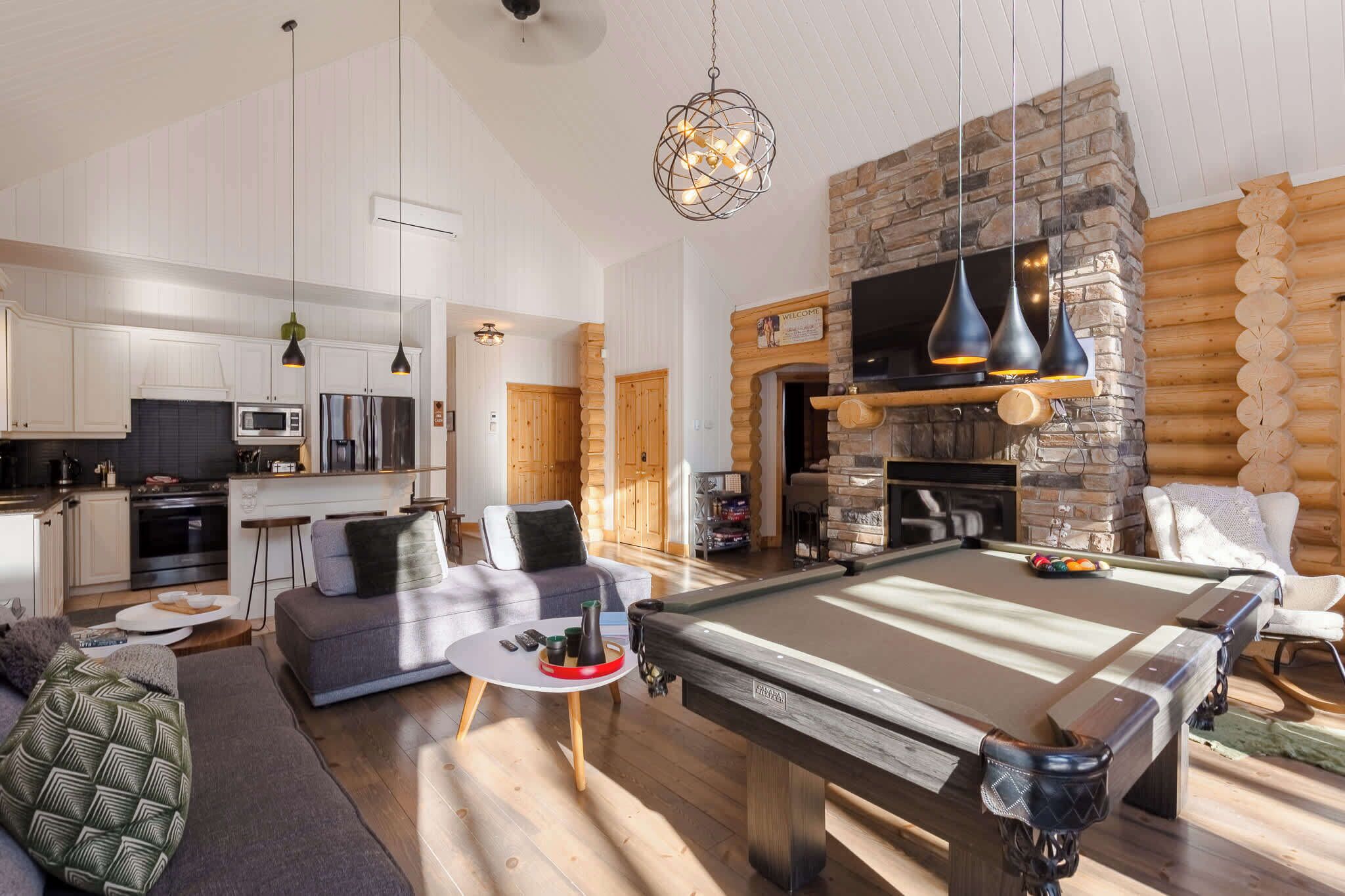 Televisión, chimenea y oficina 