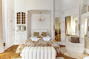 2 bedrooms, desk, Internet, bed sheets