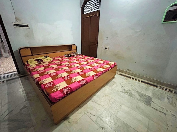 Habitación doble estándar | Escritorio, insonorización y ropa de cama 