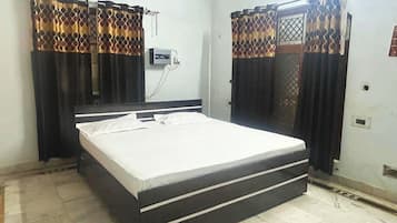 Kamar Double Standar | Meja kerja, kedap suara, dan seprai linen
