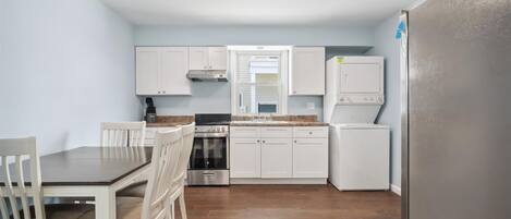 Réfrigérateur, micro-ondes, four, cafetiÚre/bouilloire