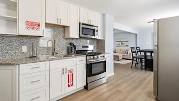 Fridge, oven, coffee/tea maker, blender