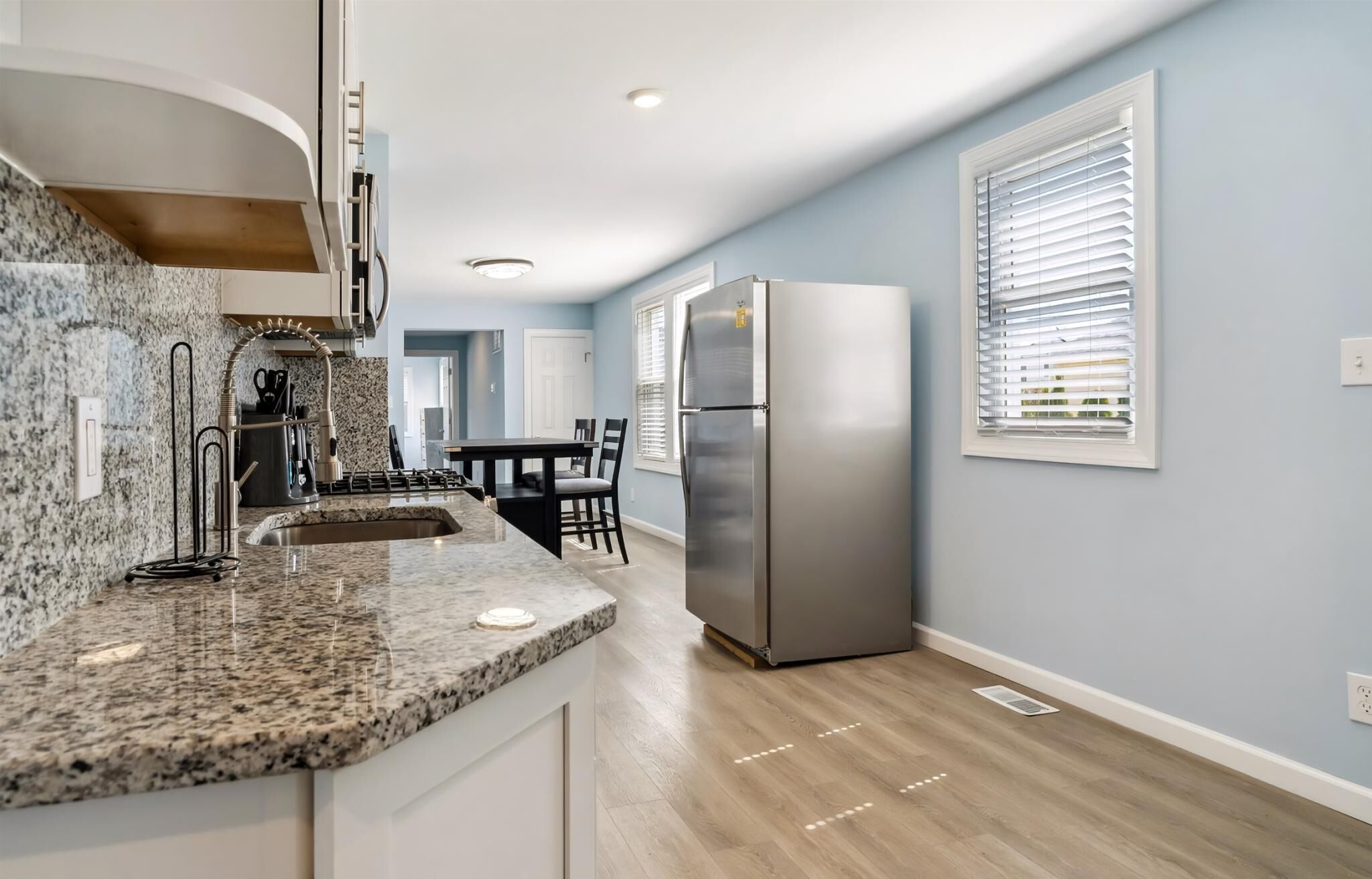 Fridge, oven, coffee/tea maker, blender