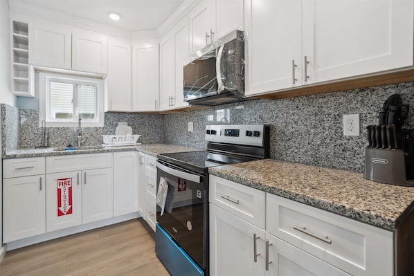 Fridge, oven, coffee/tea maker, blender