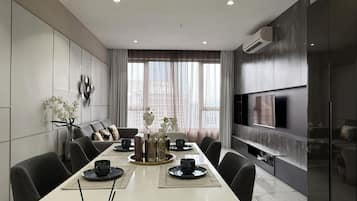 Family studio apartment | Living area | Flat-screen TV