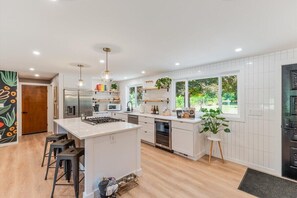 雪櫃、微波爐、焗爐、爐具